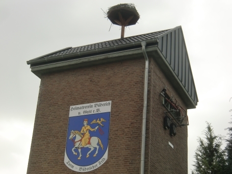 Wesel-Büderich : Büdericher Landwehr, auf dem ehem. RWE-Trafoturm ist ein Storchennest eingerichtet worden.